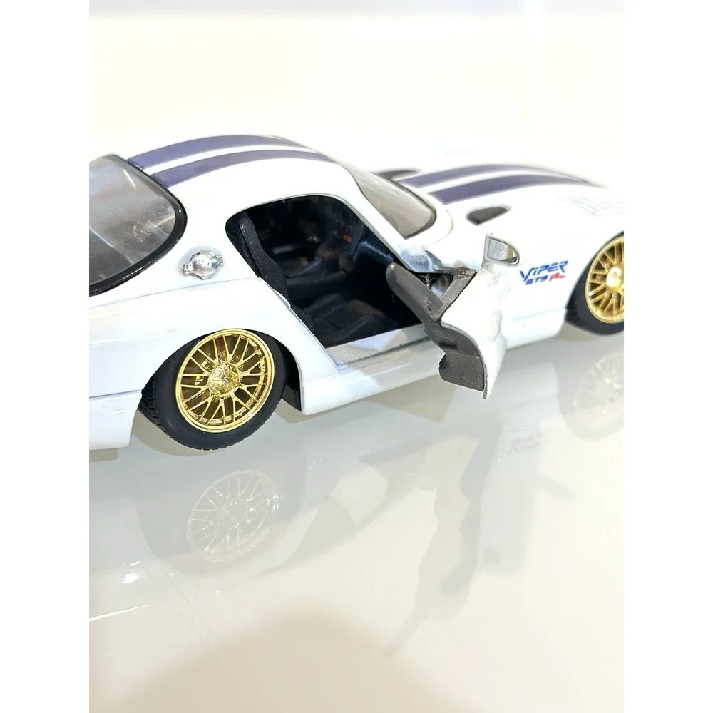 Maisto 1/24 Scale Die Cast Model Dodge Viper GT2 - White & Blue